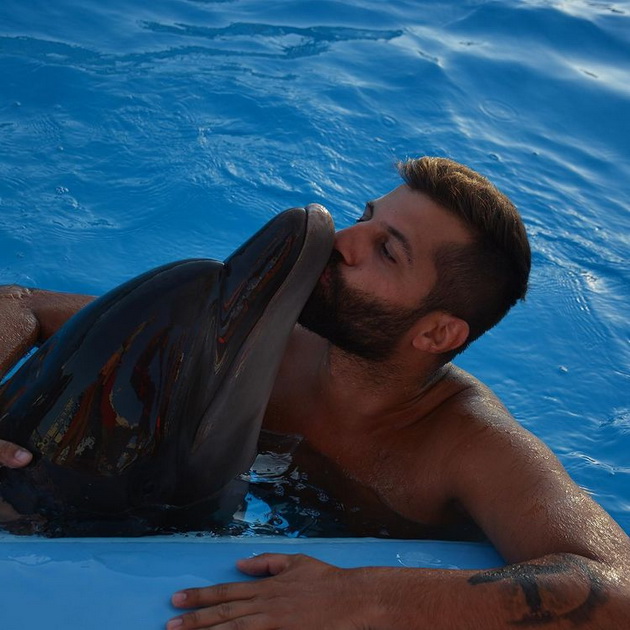 ahh-prekrasni-sushtestva-sara-mejs-so-dimitar-atanasovski-i-kjerkichkata-pliva-so-delfini-vo-egipet-07.jpg