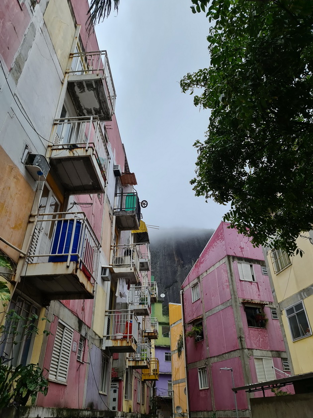 daniela-gjurovska-ja-posetivme-najgolemata-favela-vo-rio-de-zhaneiro-vo-brazil-gi-vidov-najubavite-plazhi-dosega-17.jpg
