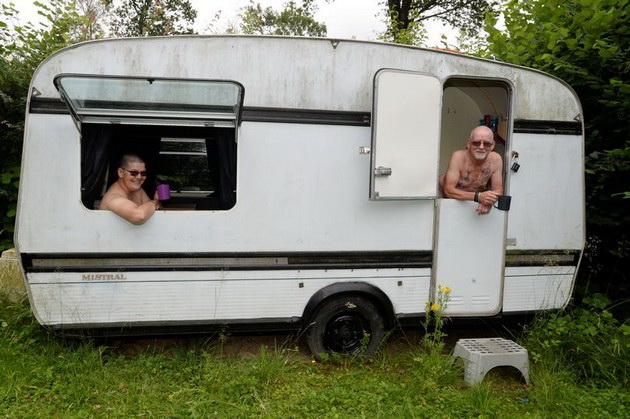 higienata-e-najvazhna-zaedno-se-grizhime-za-zemjishteto-par-od-anglija-zhivee-vo-nudistichki-klub-bez-struja-i-vodovod-03.jpg
