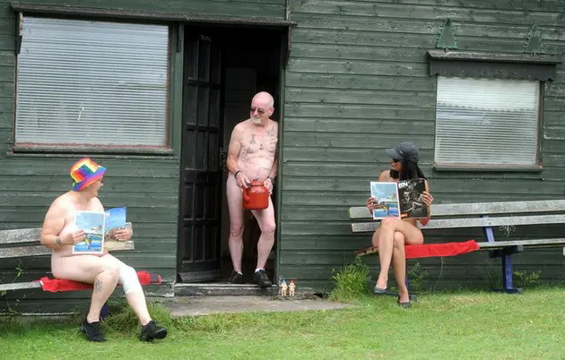 higienata-e-najvazhna-zaedno-se-grizhime-za-zemjishteto-par-od-anglija-zhivee-vo-nudistichki-klub-bez-struja-i-vodovod-07.jpg
