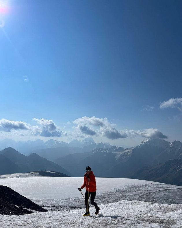 makedonka-gi-pokazha-luznite-na-liceto-po-iskachuvanjeto-na-elbrus-najvisokiot-vrv-vo-evropa-foto-05.jpg