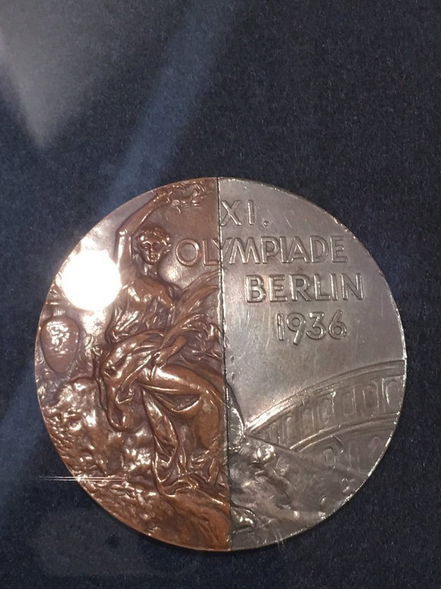 olimpiski-natprevaruvachi-vo-1936-godina-gi-spoile-medalite-vo-medal-na-prijatelstvoto-bidejkji-imale-isti-rezultati-02.JPG