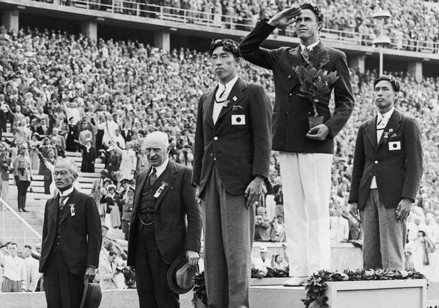 olimpiski-natprevaruvachi-vo-1936-godina-gi-spoile-medalite-vo-medal-na-prijatelstvoto-bidejkji-imale-isti-rezultati-03.JPG