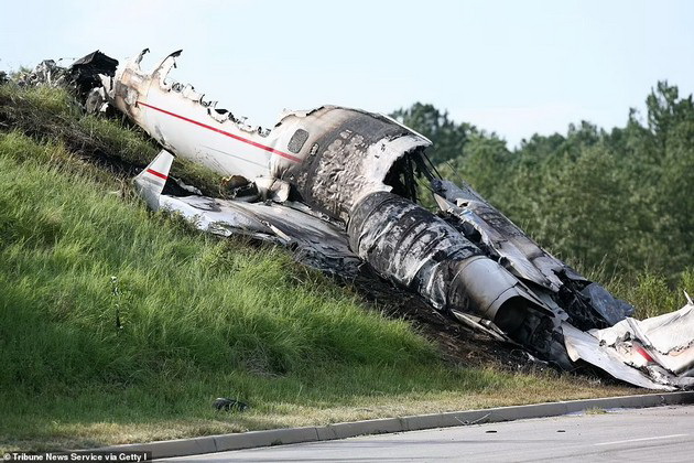 trevis-barker-prvpat-se-kachi-vo-avion-13-godini-po-strashnata-nesrekja-kortni-kardashijan-cvrsto-go-drzhi-za-raka-foto-09.jpg