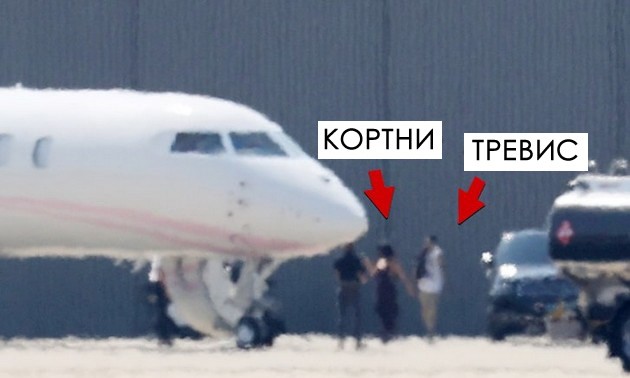 trevis-barker-prvpat-se-kachi-vo-avion-13-godini-po-strashnata-nesrekja-kortni-kardashijan-cvrsto-go-drzhi-za-raka-foto-11.jpg