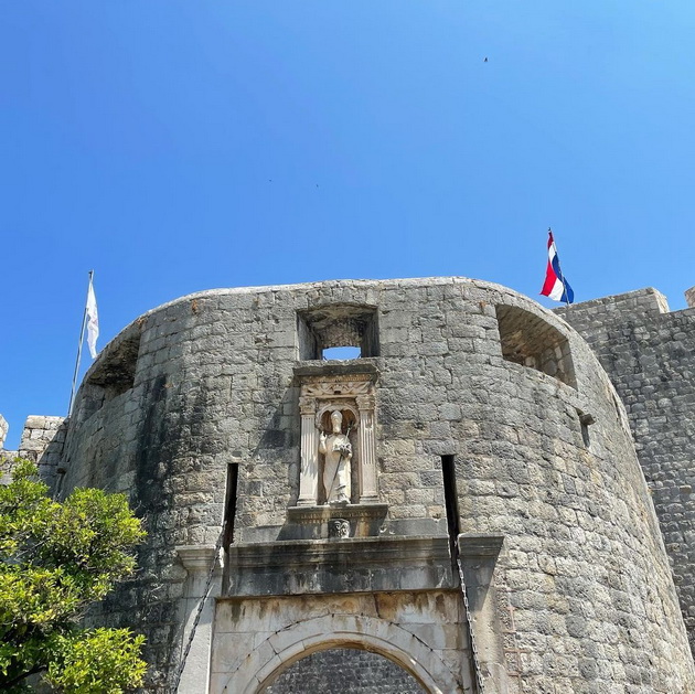vanesa-brajant-so-kjerkite-vo-dubrovnik-ja-ispolniv-zhelbata-na-kobi-natalija-da-odi-vo-hrvatska-03.jpg