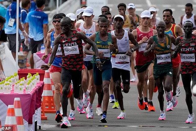 zlaten-medal-za-najgolem-kreten-atletichar-namerno-gi-turka-shishinjata-voda-za-natprevaruvachite-srede-maraton-voda-05.JPG