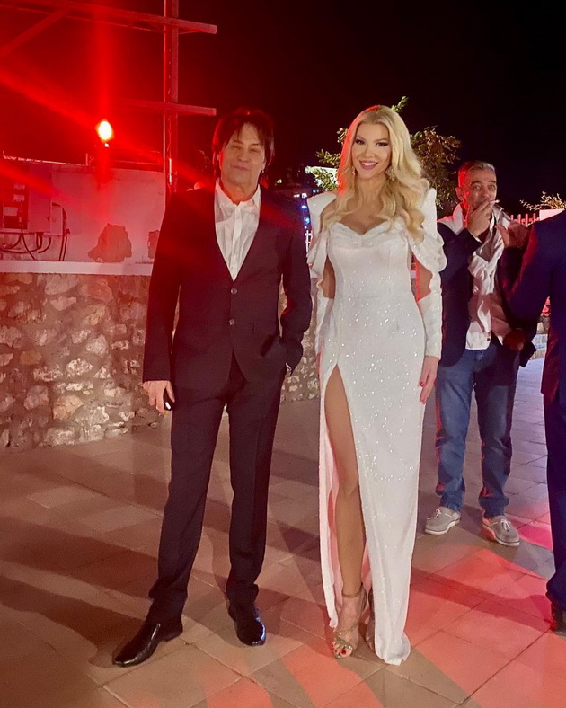 marjana-stanojkovska-izdominira-na-ohridski-trubaduri-peeshe-so-vlado-kalember-elegantni-modni-izdanija-04.jpg