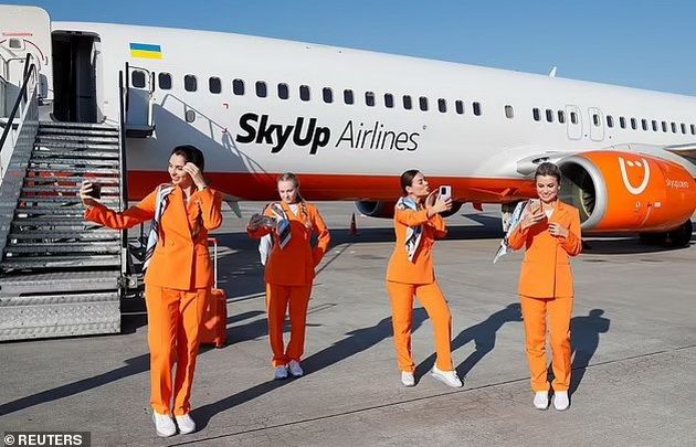 bravo-stjuardesi-vo-ukraina-namesto-zdolnishta-i-visoki-potpetici-kje-nosat-patiki-i-pantaloni-02.jpg