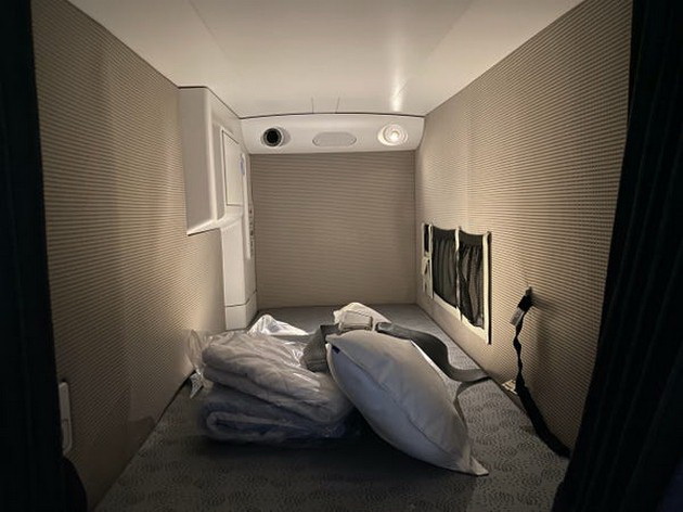 kako-izgledaat-tajnite-kabini-za-spienje-na-pilotite-i-stjuardesite-vo-patnichkite-avioni-foto-08.jpg