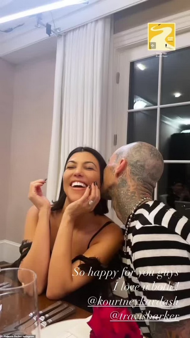 romantichno-zaprosuvanje-so-ogromen-dijamantski-prsten-kortni-kardashijan-i-trevis-barker-se-verija-po-nepolna-godina-zaedno-foto-video02.JPG