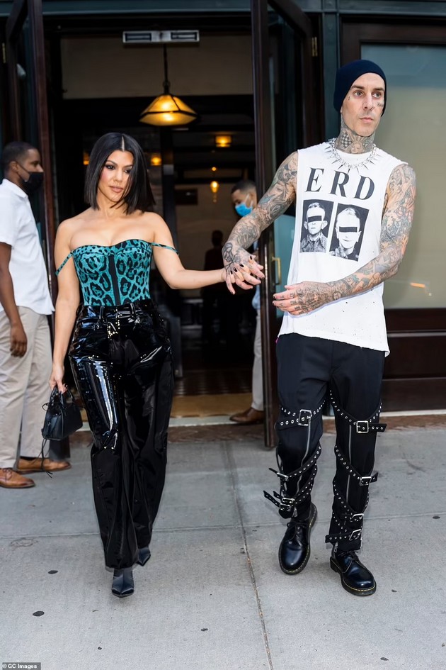 romantichno-zaprosuvanje-so-ogromen-dijamantski-prsten-kortni-kardashijan-i-trevis-barker-se-verija-po-nepolna-godina-zaedno-foto-video04.JPG