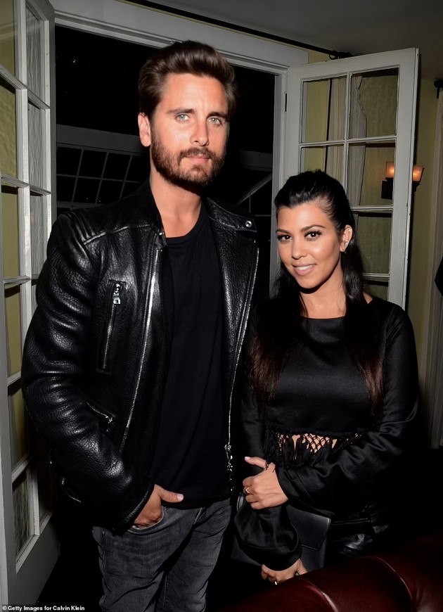 romantichno-zaprosuvanje-so-ogromen-dijamantski-prsten-kortni-kardashijan-i-trevis-barker-se-verija-po-nepolna-godina-zaedno-foto-video05.JPG