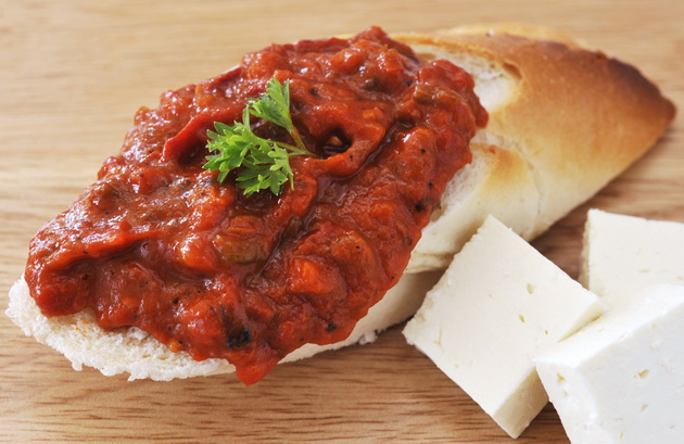 sezona-na-zimnici-recept-za-domashen-ajvar-lutenica-malidjano-piperki-i-kiseli-krastavichki-03.jpg