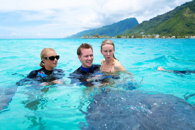 paris-hilton-i-nejziniot-nov-soprug-uzhivaat-na-bora-bora-srede-skandalot-so-tajnata-kjerka-foto-03.jpg