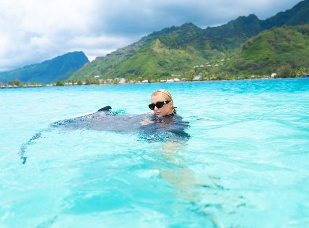 paris-hilton-i-nejziniot-nov-soprug-uzhivaat-na-bora-bora-srede-skandalot-so-tajnata-kjerka-foto-09.jpg