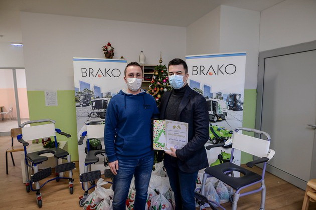 brako-donirashe-medicinski-pomagala-i-podeli-novogodishni-podaroci-na-decata-vo-dnevniot-centar-za-deca-so-cerebralna-paraliza-vo-skopje-01.jpg