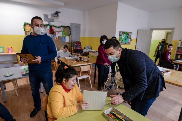 brako-donirashe-medicinski-pomagala-i-podeli-novogodishni-podaroci-na-decata-vo-dnevniot-centar-za-deca-so-cerebralna-paraliza-vo-skopje-02.jpg