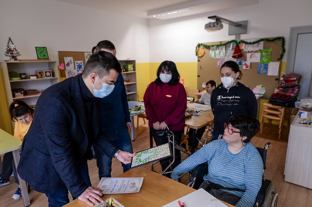 brako-donirashe-medicinski-pomagala-i-podeli-novogodishni-podaroci-na-decata-vo-dnevniot-centar-za-deca-so-cerebralna-paraliza-vo-skopje-03.jpg