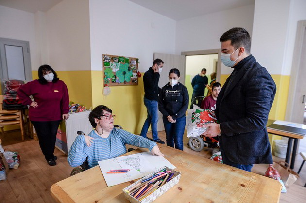 brako-donirashe-medicinski-pomagala-i-podeli-novogodishni-podaroci-na-decata-vo-dnevniot-centar-za-deca-so-cerebralna-paraliza-vo-skopje-04.jpg