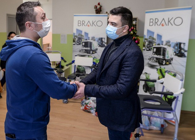 brako-donirashe-medicinski-pomagala-i-podeli-novogodishni-podaroci-na-decata-vo-dnevniot-centar-za-deca-so-cerebralna-paraliza-vo-skopje-05.jpg
