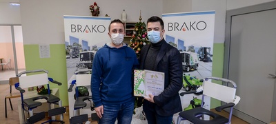 brako-donirashe-medicinski-pomagala-i-podeli-novogodishni-podaroci-na-decata-vo-dnevniot-centar-za-deca-so-cerebralna-paraliza-vo-skopje-povekje.jpg