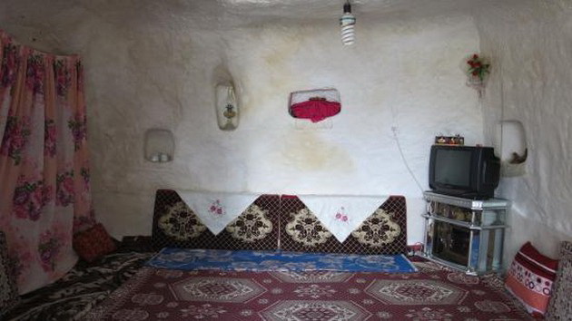 iranska-kapadokija-unikatno-selo-kade-shto-zhitelite-zhiveat-vo-izdlabeni-vulkanski-karpi-foto-02.jpg