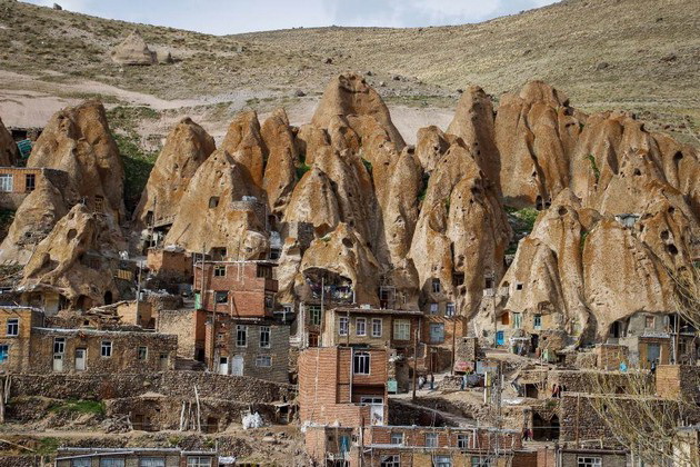 iranska-kapadokija-unikatno-selo-kade-shto-zhitelite-zhiveat-vo-izdlabeni-vulkanski-karpi-foto-10.jpg