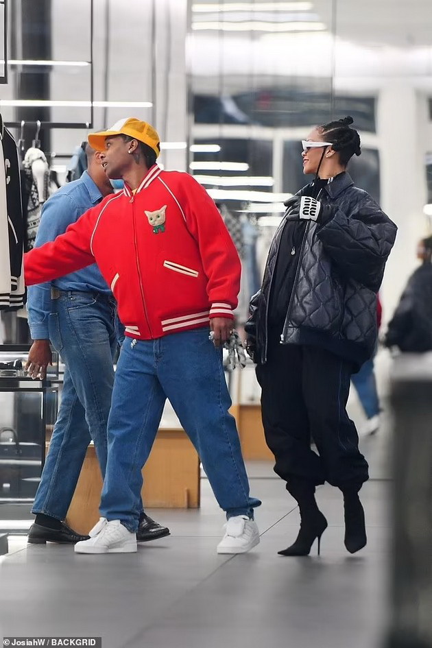 moden-pogodok-ili-utka-rijana-so-trenerki-i-shtikli-na-shoping-so-momcheto-otkako-prozbore-za-glasinite-deka-e-bremena-06.jpg