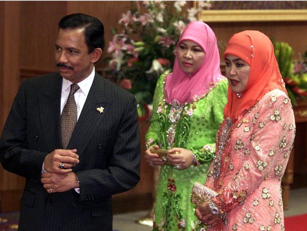 prvata-zhena-mu-e-prva-bratuchetka-a-imal-sopstven-harem-so-seks-robinki-fakti-za-sultanot-na-brunei-04.jpg