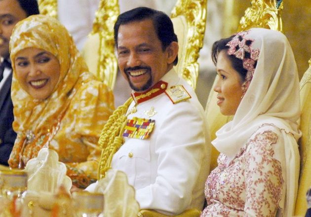 prvata-zhena-mu-e-prva-bratuchetka-a-imal-sopstven-harem-so-seks-robinki-fakti-za-sultanot-na-brunei-07.jpg