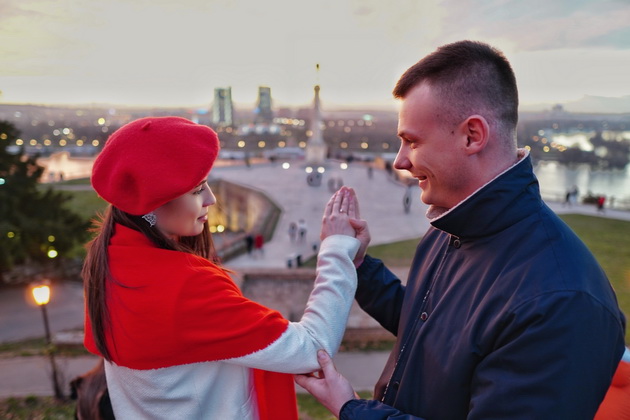 dechko-od-kumanovo-ja-zaprosi-sakanata-so-prsten-koj-doleta-so-dron-na-kalemegdan-foto-video-11.jpg