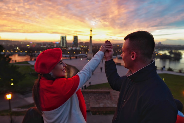 dechko-od-kumanovo-ja-zaprosi-sakanata-so-prsten-koj-doleta-so-dron-na-kalemegdan-foto-video-12.jpg