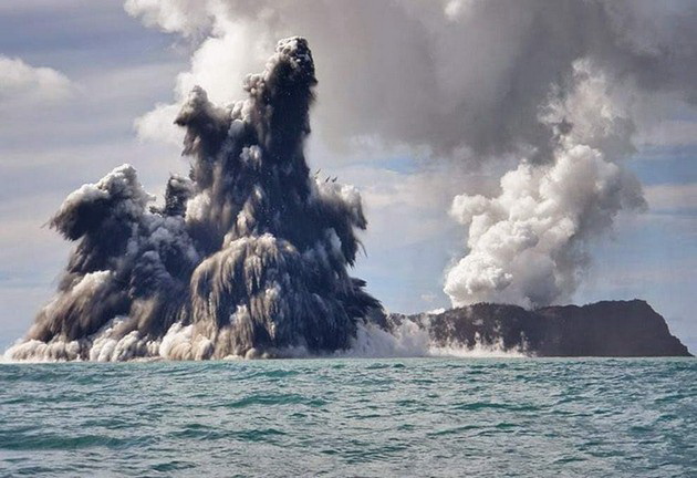 najsilna-erupcija-vo-poslednite-30-godini-prirodnata-katastrofa-shto-ja-pogodi-tonga-niz-mornichavi-fotografii-i-videa-05.jpg