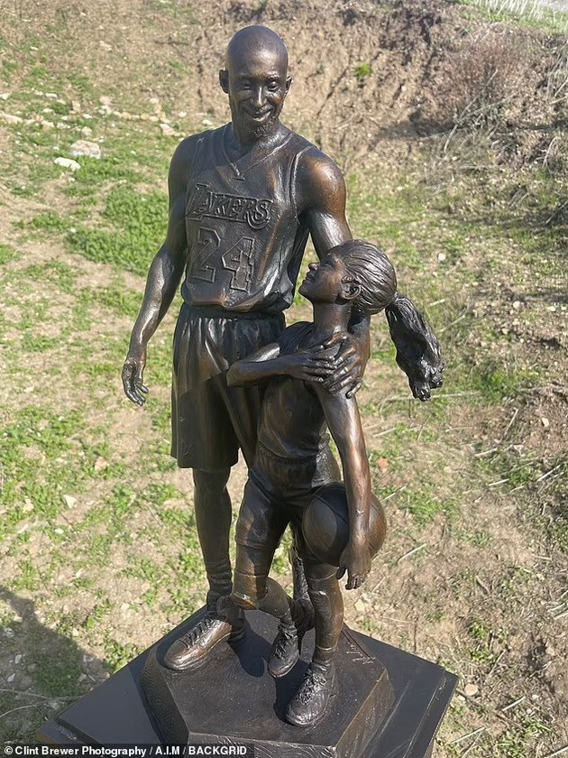 otkriena-statua-od-kobi-brajant-i-kjerka-mu-na-mestoto-na-nesrekjata-za-vtorata-godishnina-od-nivnata-tragichna-smrt-foto-02.jpg