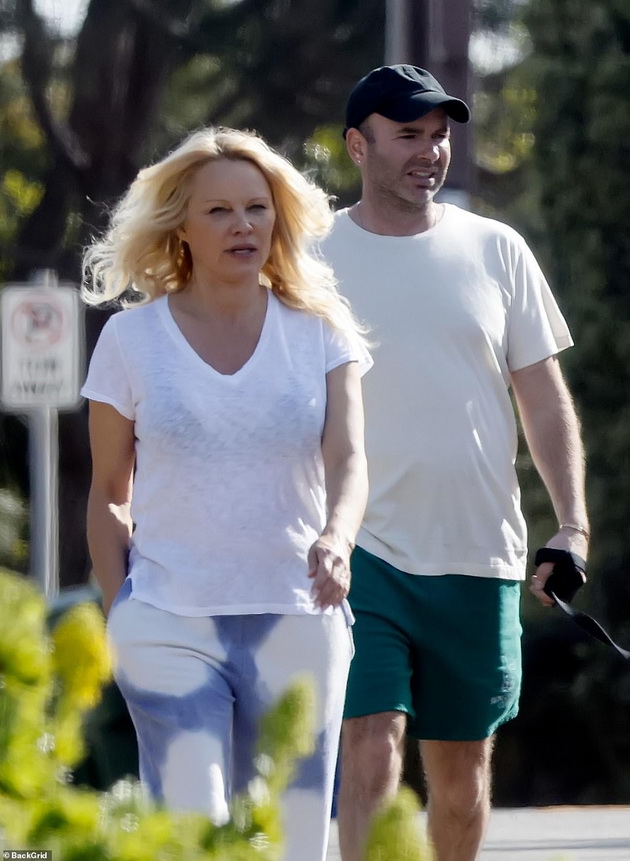 pamela-anderson-se-razveduva-i-od-5-iot-soprug-koj-ja-ostavi-partnerkata-i-trite-deca-za-da-se-ozheni-so-nea-03.jpg