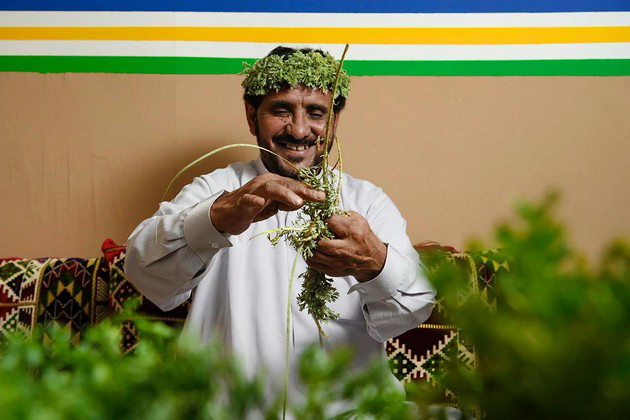 sharena-tradicija-mazhite-od-pleme-od-saudiska-arabija-nosat-venci-od-svezho-cvekje-foto-03.jpg