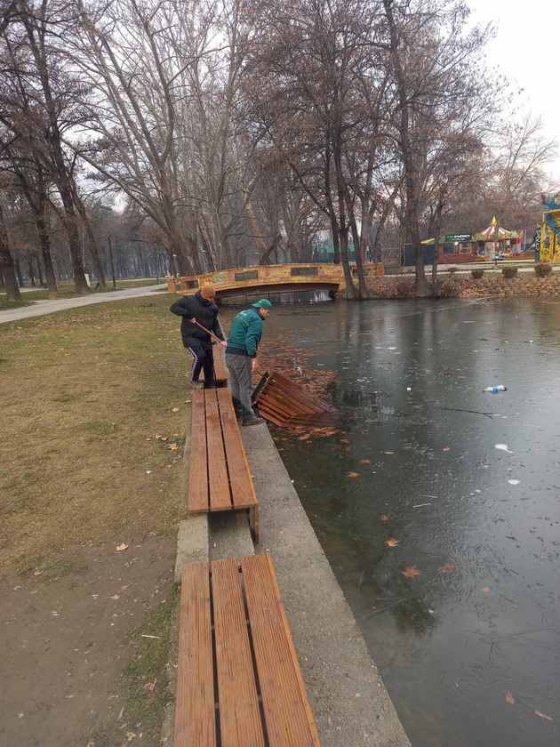 vandalizam-i-nekultura-tri-klupi-plovat-vo-ezerceto-vo-gradskiot-park-vo-skopje-foto-02.jpg