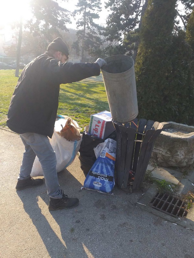 vandalizam-i-nekultura-tri-klupi-plovat-vo-ezerceto-vo-gradskiot-park-vo-skopje-foto-03.jpg