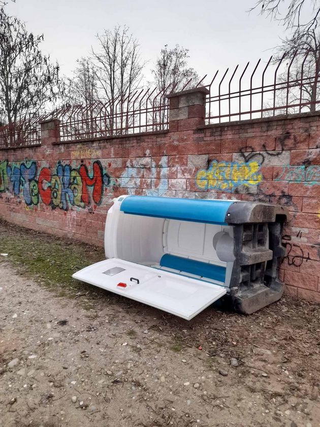 vandalizam-i-nekultura-tri-klupi-plovat-vo-ezerceto-vo-gradskiot-park-vo-skopje-foto-04.jpg