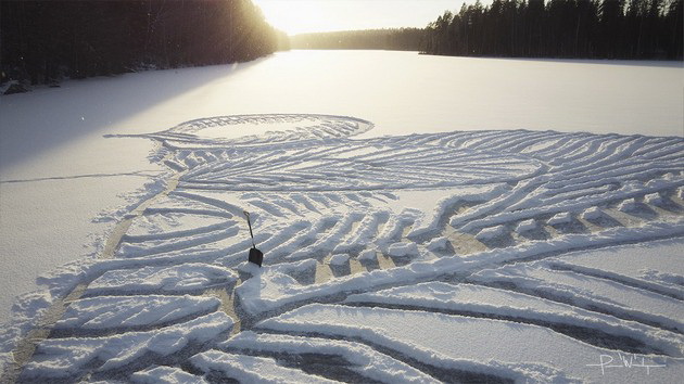 zimska-umetnost-artist-nacrtal-ogromna-lisica-na-zamrznato-ezero-koristejkji-samo-lopata-i-negovite-noze-foto-04.jpg
