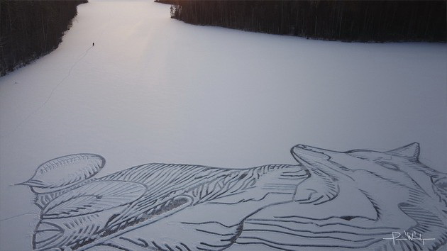 zimska-umetnost-artist-nacrtal-ogromna-lisica-na-zamrznato-ezero-koristejkji-samo-lopata-i-negovite-noze-foto-09.jpg