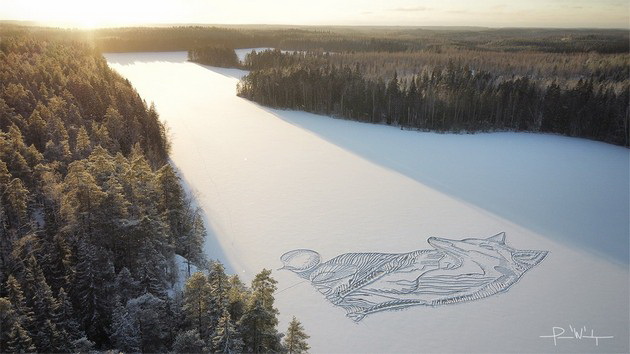 zimska-umetnost-artist-nacrtal-ogromna-lisica-na-zamrznato-ezero-koristejkji-samo-lopata-i-negovite-noze-foto-10.jpg