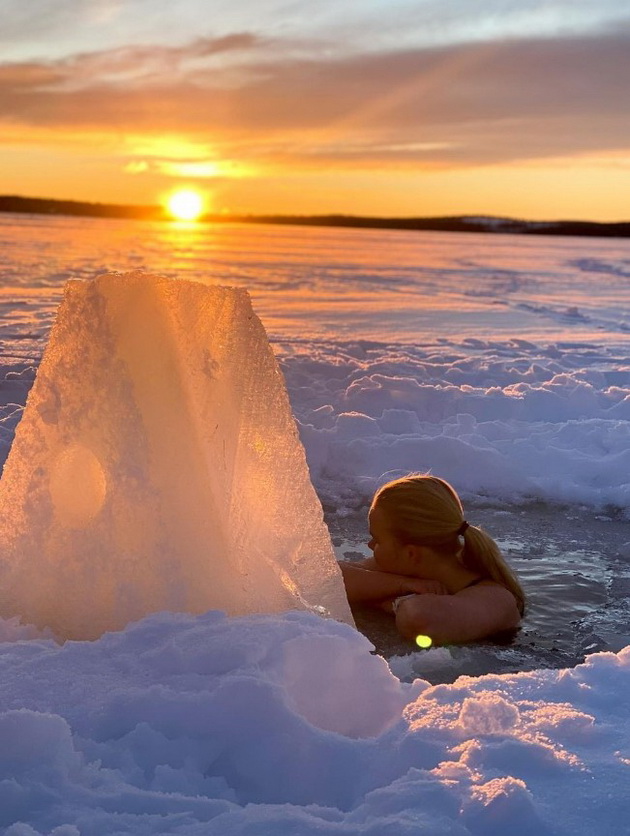 devojka-od-finska-kopa-dupki-vo-mraz-i-vleguva-vo-ledenata-voda-06.jpg