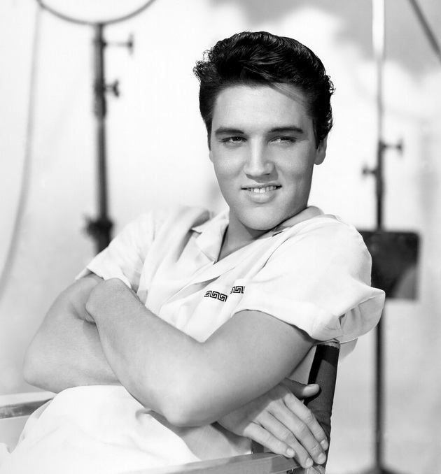 elvis-go-nareche-amater-vo-krevet-na-90-godini-napravi-glamurozni-fotki-za-naslovna-koja-e-rita-moreno-skandaloznata-15.jpg