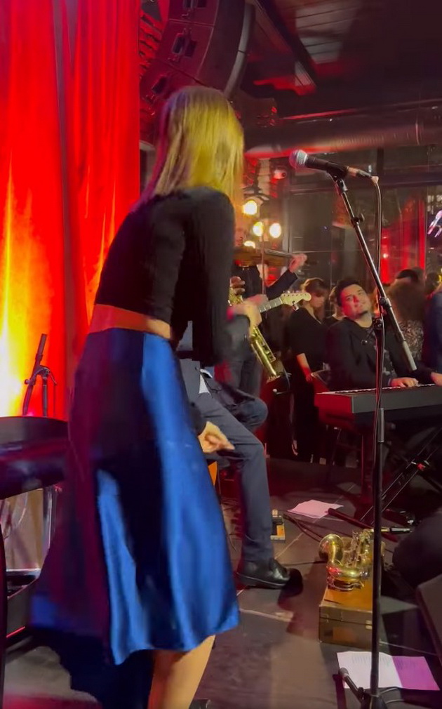 karolina-gocheva-vo-krop-top-i-zdolnishte-go-istakna-tenkiot-struk-na-nastap-vo-skopje-08.jpg