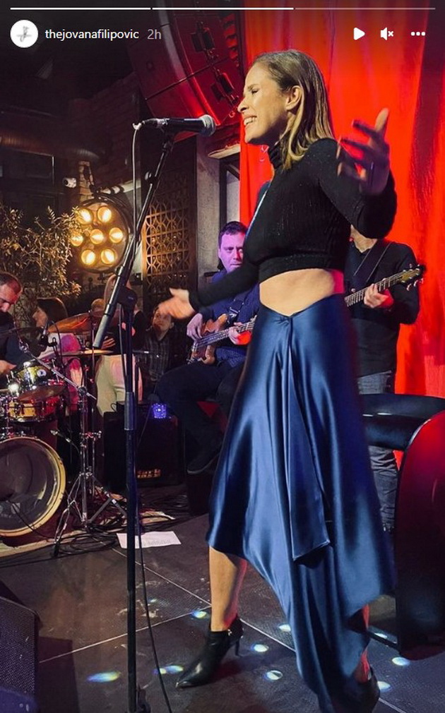 karolina-gocheva-vo-krop-top-i-zdolnishte-go-istakna-tenkiot-struk-na-nastap-vo-skopje-13.jpg