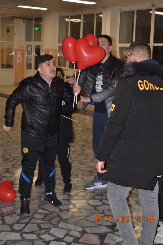 nad-40-mladi-lica-od-makedonija-belgija-i-shpanija-kje-izveduvaat-flesh-mob-za-denot-na-vljubenite-07.jpg