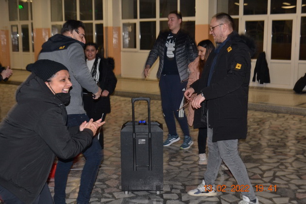 nad-40-mladi-lica-od-makedonija-belgija-i-shpanija-kje-izveduvaat-flesh-mob-za-denot-na-vljubenite-08.jpg