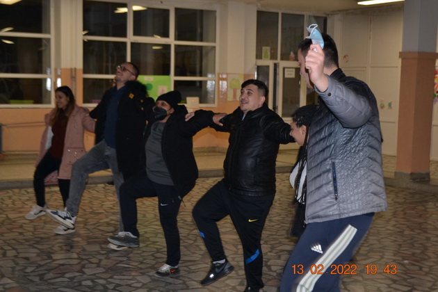 nad-40-mladi-lica-od-makedonija-belgija-i-shpanija-kje-izveduvaat-flesh-mob-za-denot-na-vljubenite-09.jpg